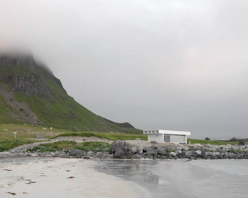 Brunstranda servicebygg sett fra stranda