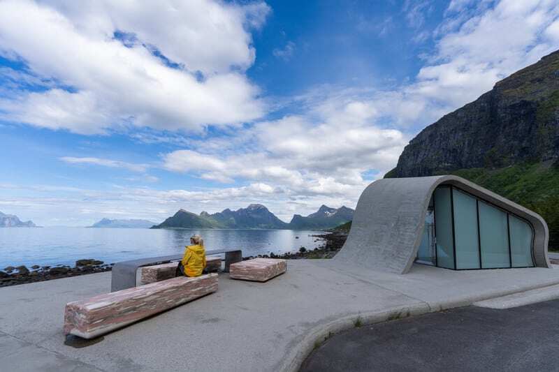 Kvinne ser utover fjorden ved Ureddplassen rasteplass