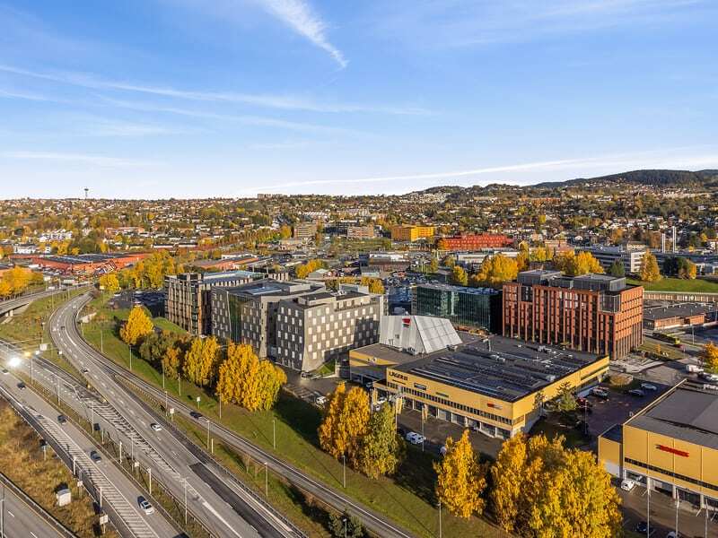 Dronebilde av kontorbygg på Sluppen