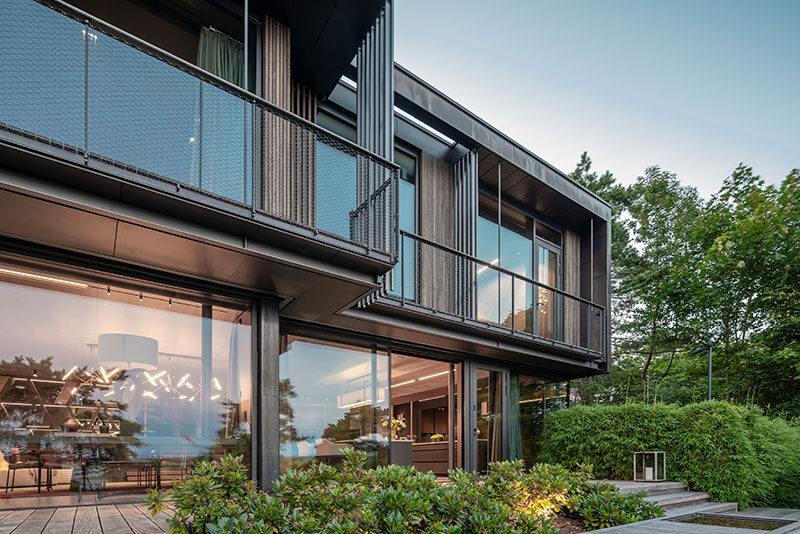 Villa Bygdøy i kveldssola med fjorden som speiler seg i glasset